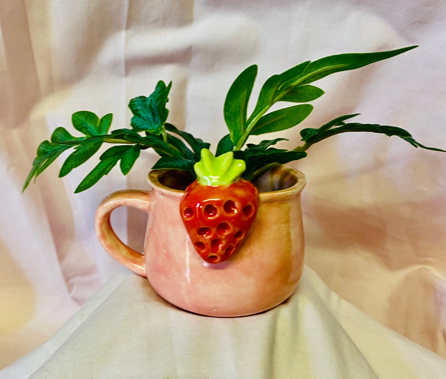 Pottery - Strawberry Kisses pot plant Style No 3